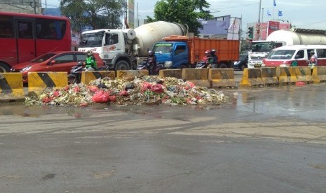 Tumpukan sampah menumpuk di sisi Jalan RE Martadinata, Cikarang Utara, Kabupaten Bekasi. Sampah-sampah tersebut berasal dari sampah organik yang dibuang oleh para pedagang pasar tradisional Cikarang.