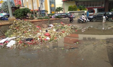 Tumpukan sampah menumpuk di sisi Jalan RE Martadinata, Cikarang Utara, Kabupaten Bekasi. Sampah-sampah tersebut berasal dari sampah organik yang dibuang oleh para pedagang pasar tradisional Cikarang.