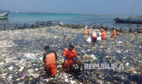 Tumpukan sampah yang dibendung warga Pulau Panggang, Kabupaten Kepulauan Seribu, Ahad (19/8). 