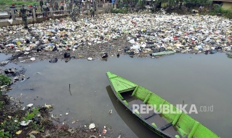 Tumpukan sampah yang memenuhi muara Sungai Cikapundung di Sungai Citarum, Kampung Cigajra, Kecamatan Bojongsoang, Kabupaten Bandung