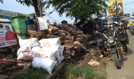 Tumpukkan sampah yang dibuang warga di bagian depan pasar setu, Kecamatan Setu, Kabupaten Bekasi,  Rabu (10/4).