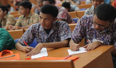 Tunasmuda Care (T.CARE) menyelenggarakan lomba esai Nasional 2021 bagi pelajar jenjang SMA sederajat. 