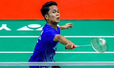 Tunggal putra Indonesia Anthony Sinisuka Ginting mengembalikan kok ke arah lawannya pebulu tangkis tunggal putra India Parupalli Kashyap saat pertandingan babak pertama Daihatsu Indonesia Masters 2020 di Istora Senayan, Jakarta, Rabu (15/1). Anthony menang dari lawannya 2-0 (21-14, 21-12). 