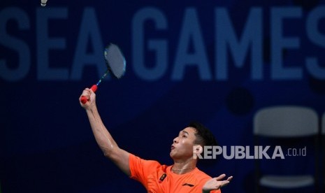 Tunggal putra Indonesia Jonatan Christie memukul kok ke arah tunggal putra Malaysia Lee Zii Jia dalam final bulu tangkis beregu putra SEA Games 2019 di Kompleks Olahraga Muntinlupa, Manila, Filipina, Rabu (4/12/2019). 