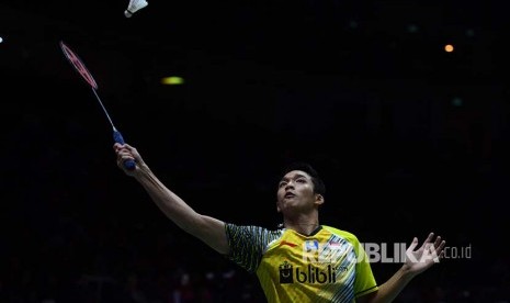 Tunggal putra Indonesia Jonatan Christie mengembalikan kok ke arah lawan pebulu tangkis Malaysia Lee Zii Jia pada babak perempat final Piala Thomas 2018 di Impact Arena, Bangkok, Thailand, Kamis (24/5).