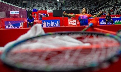 Tunggal putra Indonesia Jonatan Christie mengembalikan kok ke arah lawannya pebulu tangkis tunggal putra India Prannoy saat pertandingan babak pertama Daihatsu Indonesia Masters 2020 di Istora Senayan, Jakarta, Rabu (15/1)