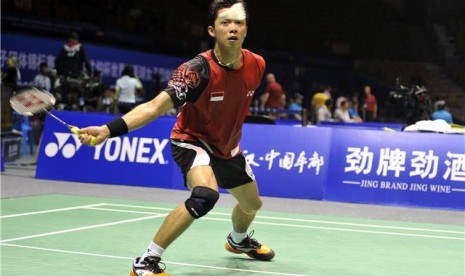 Tunggal putra Indonesia, Taufik Hidayat, mengembalikan bola ke arah lawannya tunggal putra Jepang, Kenichi Tago, dalam pertandingan babak perempat final di ajang final Piala Thomas dan Uber 2012 di Wuhan Sports Center, Wuhan, Cina, Rabu (23/5). 