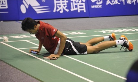 Tunggal putra ketiga Indonesia, Dionysius Hayom Rumbaka, terjatuh saat melawan tunggal putra Jepang, Takuma Ueda, dalam pertandingan babak perempat final di ajang final piala Thomas dan Uber 2012 di Wuhan Sports Center's Gymnasium, Wuhan, Cina, Rabu (23/5)