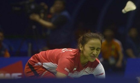 Tunggal putri Indonesia, Bellatrix Manupputy, meringis kesakitan ketika mengalami cedera kaki pada semifinal Piala Sudirman 2015 di Dongguan Basketball Center, Cina, Sabtu (16/5). 