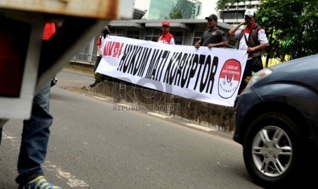 Tuntut Hukum Mati Koruptor. Pegiat antikorupsi melakukan aksi unjukrasa di depan Gedung KPK, Jakarta, Selasa (9/12).