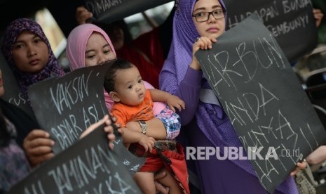 Tuntut Keterbukaan Informasi. KontraS, YLBHI bersama Aliansi Orang Tua Korban Vaksin Palsu menggelar aksi solidaritas di RS Harapan Bunda, Jakarta, Rabu (20/7). 