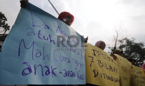 Tuntut TPG TK: Sejumlah guru TK non PNS melakukan aksi unjuk rasa menuntut pencairan penuh tunjangan profesi guru (TPG) tahun 2014 di depan Gedung DPRD Jabar, Kota Bandung, Rabu (18/2).