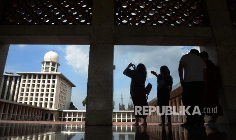 Turis asing berkunjung di Masjid Istiqlal, Jakarta, Senin (2/1). 