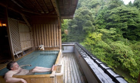 Turis asing menikmati pemandian khas Jepang atau Onsen.