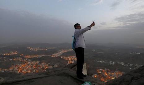 Turis berselfie. (Ilustrasi). Seorang turis berusia 22 asal Uzbekistan meninggal dunia setelah terpeleset dari bebatuan licin di Taman Nasional Air Terjun Ngao, Ranong, Thailand. Dia jatuh dari ketinggian 15 meter saat berselfie di air terjun.