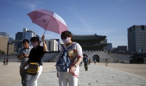 Turis Cina mengenakan masker agar terhindar dari penyakit MERS di Istana Gyeongbok di Seoul, Korea.