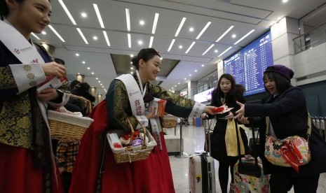 Turis disambut saat tiba di Bandara Internasional Incheon, Korea Selatan.