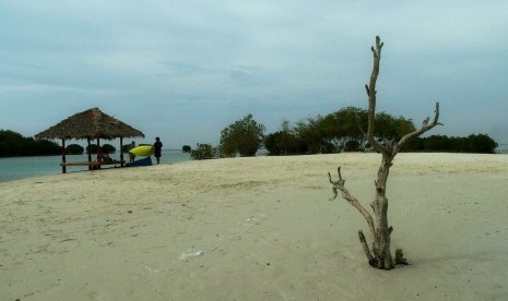 Turis domestik berwisata di Pantai Perawan, Pulau Pari, Kepulauan Seribu, Jakarta (ilustrasi). Pengembangan pariwisata di Kepulauan Seribu dinilai perlu kolaborasi.