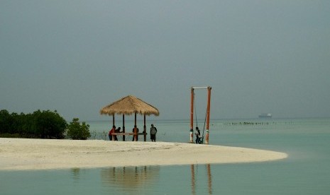 Turis domestik berwisata di Pantai Perawan, Pulau Pari, Kepulauan Seribu, Jakarta, Ahad (19/11).