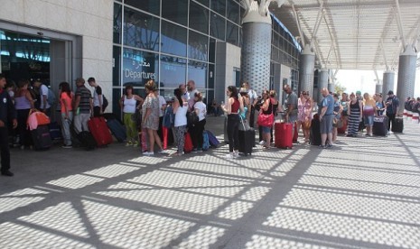 Turis Inggris yang berlibur di Tunisia berbondong-bondong meninggalkan negara itu pasca penembakan di resor di Sousse, Jumat (26/6).