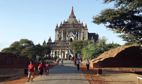 Turis lokal dan asing mengunjungi kuil kuno Bagan tua, distrik Nyaung U, Myanmar tengah, Rabu, 30 Oktober 2019.