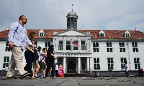   Turis mancanegara melintas di depan Museum Fatahillah, kawasan Kota Tua, Jakarta