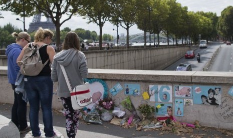 Turis meletakkan bunga di lokasi tewasnya Putri Diana akibat kecelakaan di Paris. Putri Diana meninggal pada 31 Agustus 1997. Investigator buka suara untuk pertama kalinya di depan publik dalam dokuseries Investigating Diana: Death in Paris.