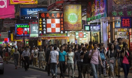 Turis memenuhi salah satu sudut Jalan Haiphong di kawasan Tsim Tsa Tsui, Hong Kong.