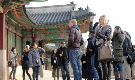 Turis mengambil gambar di Changdeok Palace, salah satu lokasi wisata populer di Korea Selatan.