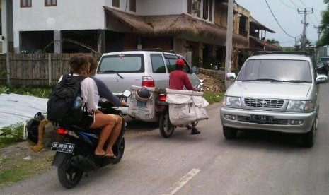 Turis menggunakan motor di Bali