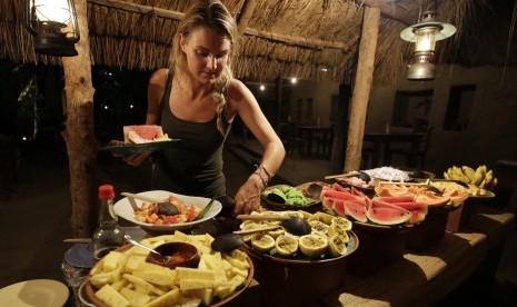 Turis menikmati beragam buah yang tersaji di salah satu hotel di Sri Lanka. Pariwisata merupakan sumber pendapatan besar di Sri Lanka.