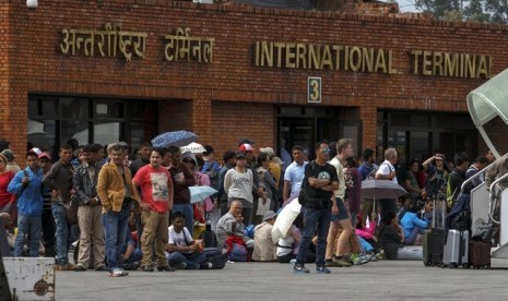 Turis menunggu di Bandara Internasional Tribhuvan sehari setelah gempa mengguncang Kathmandu, yang menewaskan ribuan orang.