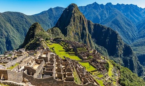 Turis menunjungi kota yang hilang Machu Picchu di Peru.