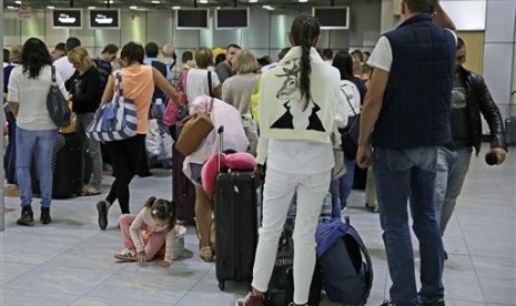 Turis Rusia mengantre di Bandara Internasional Sharm el Sheikh, Mesir untuk terbang menuju StPetersburg, Rusia, Kamis, 5 November 2015. 