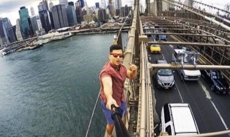 Turis selfie di jembatan Brooklyn