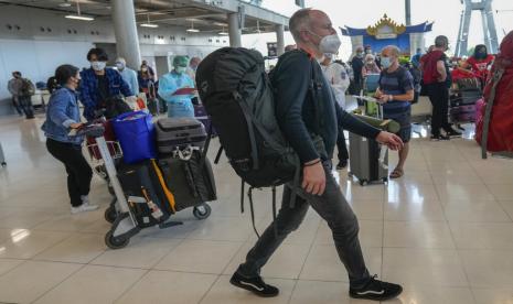 Turis tiba di Bandara Internasional Suvarnabhumi di Bangkok, Thailand pada 1 November 2021. Pihak berwenang Thailand mengatakan bahwa pada 1 Juli 2022, mereka mencabut kebutuhan pengunjung asing yang datang untuk mendaftar secara online guna mendapatkan pra-persetujuan untuk masuk.