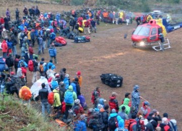 Turis yang dievakuasi sebelum pendakian ke Gunung Everest dimulai