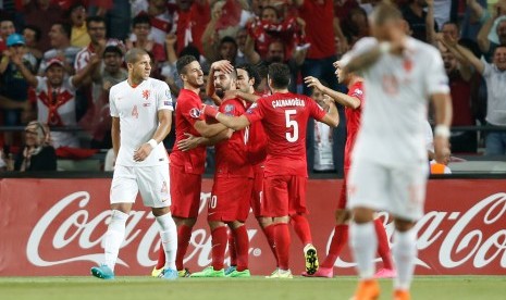 Turkey's Arda Turan (C) celebrates his goal with teammates during the UEFA Euro 2016 Group A qualifying round match between Turkey and the Netherlands in Konya, Turkey, 06 September 2015. 