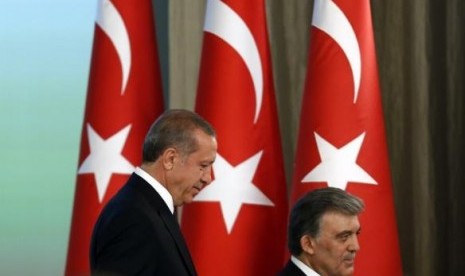 Turkey's new President Tayyip Erdogan (left) and outgoing President Abdullah Gul attend a handover ceremony at the Presidential Palace of Cankaya in Ankara August 28, 2014.