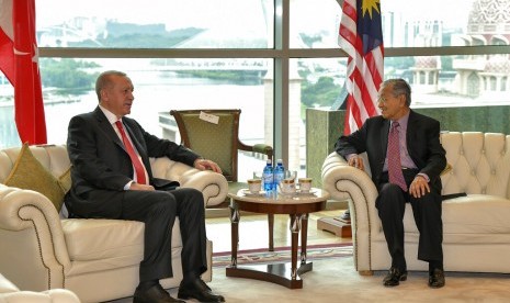 Presiden Turki Recep Tayyip Erdogan (kiri) berbicara dengan Perdana Menteri Malaysia Mahathir Mohamad di Putrajaya, Malaysia, Rabu (18/12).