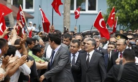 Turkey's President Abdullah Gul greets people as he visits one of the two blast sites, which resulted in the deaths of 51 people over the weekend, in the town of Reyhanli, in Hatay province near the Turkish-Syrian border, May 16, 2013. 