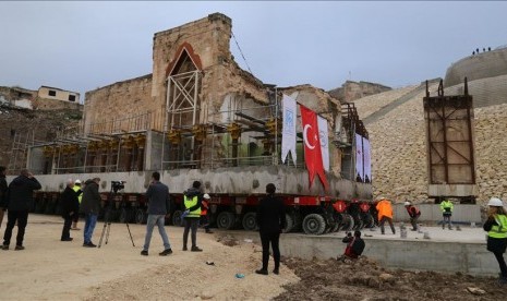 Masjid Bersejarah 600 Tahun di Turki Direlokasi. Turki memindahkan Masjid bersejarah Er Rizk dari Hasankeyf ke Taman Budaya Hasankeyf yang baru. Pemindahan masjid berusia 609 tahun itu dilakukan karena lokasi berdirinya masjid akan dibuat jalur bendungan baru. 