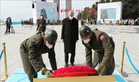 Turki merayakan Kemenangan Canakkale dan Hari Martir, yang menandai peringatan kemenangan penting tahun 1915 selama Perang Dunia I, Jumat (18/3/2022). Presiden Recep Tayyip Erdogan mengenang jasa tentara yang tewas selama perang. Turki Peringati 107 Tahun Kemenangan Perang Canakkale