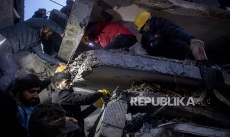 Turkish emergency personnel and others try to help victims at the site of a collapsed building after an earthquake in Diyarbakir, Turkey, 06 February 2023. According to the US Geological Service, an earthquake with a preliminary magnitude of 7.8 struck southeast Turkey close to the Syrian border. The earthquake caused buildings to collapse and sent shockwaves over northwest Syria, Cyprus, and Lebanon. 