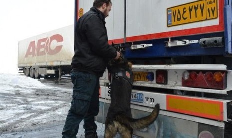 Turkish police seized heroin that were hidden in the rear floor of a truck heading to Italy from Iran.