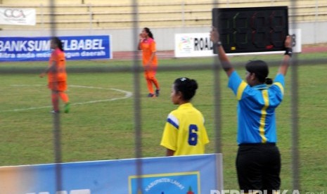 Turnamen sepak bola wanita pertama di Sumatera, Eliza Alex Noerdin Cup 2016 yang berlangsung 18 – 22 Mei di Stadion Bumi Sriwijaya, Palembang.  (Republika/Maspril Aries)