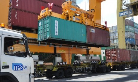 Twinlift petikemas di Pelabuhan Tanjung Perak.