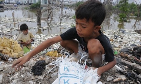 Two boys work as garbage scavengers in Muara Angke, Jakarta. (illustration)