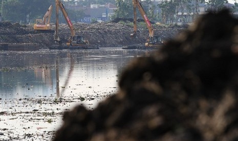   Two heavy equiptments dredge as a part of flood prevention in Jakarta. (illustration)