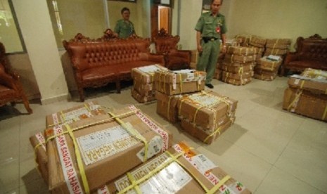 Two members of staff of ministry pf education and culture watch packages of national exam sheets in Manado, South Sulawesi on Monday. 